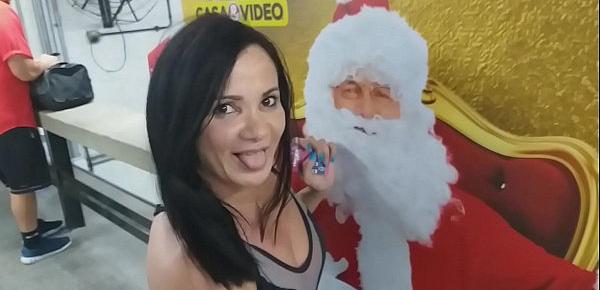  Bianca Foi fazer um pedido para o papai noel e acabou caindo no peru de natal.